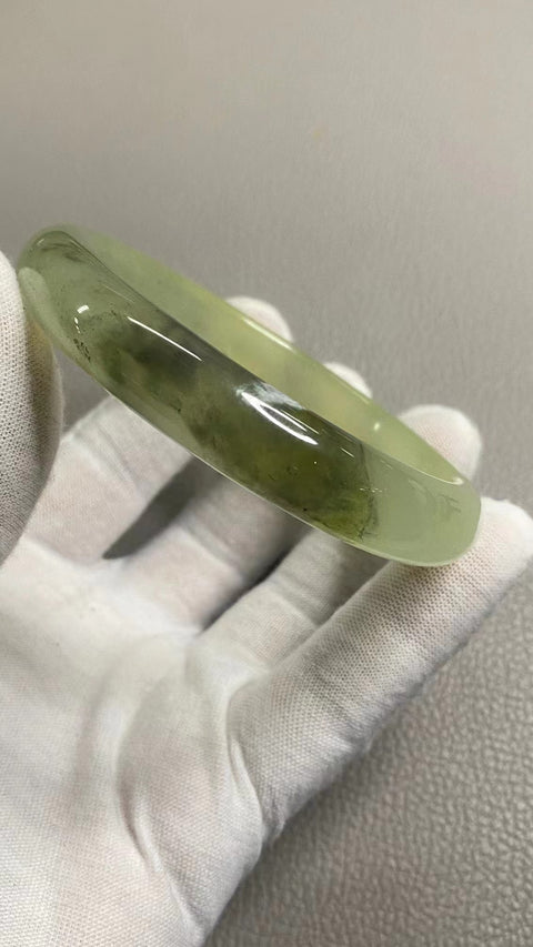 Gelang Tinta Giok Cui Giok bersih, halus dan hangat Ukuran 63-65mm Ukuran 64.5mm Lebar Samping 12.6mm Giok terbentuk secara alami Pola acak sudah termasuk pajak pengiriman