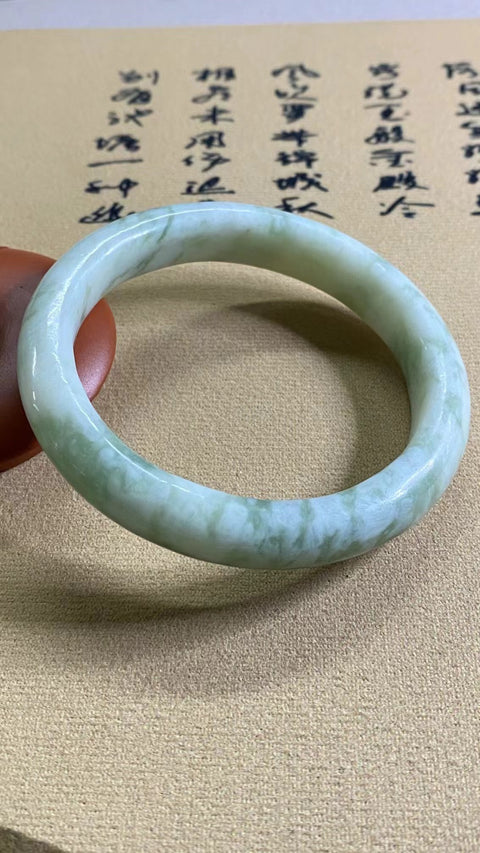 Gelang Cui Giok Minyak Cui Alami Ukuran 61-63mm Ukuran 62.8mm Lebar Sisi 12.2mm Giok terjadi secara alami Pola acak Pengiriman dan pajak sudah termasuk.