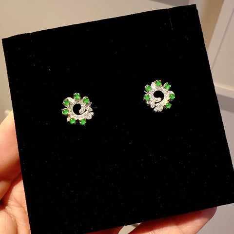 Anting-anting Jadeite Guatemala yang terbuat dari batu giok perak 925 perak dengan ukuran giok sekitar 2,5 mm Ukuran keseluruhan sekitar 12,5 mm Gayanya sangat indah & sudah termasuk pajak pengiriman