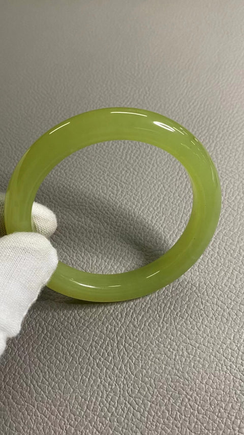 Gelang Giok Ciu Alami Ukuran 58-60mm Ukuran 59.9mm Lebar Sisi 10.6mm Giok terjadi secara alami Pola acak Pengiriman dan pajak sudah termasuk.