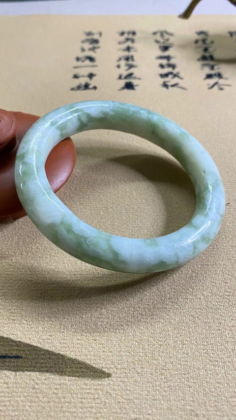 Gelang Cui Giok Minyak Cui Tua Ukuran 54-56mm Ukuran 55.6mm Lebar Sisi 11.5mm Giok terjadi secara alami Pola acak Pengiriman dan pajak sudah termasuk.