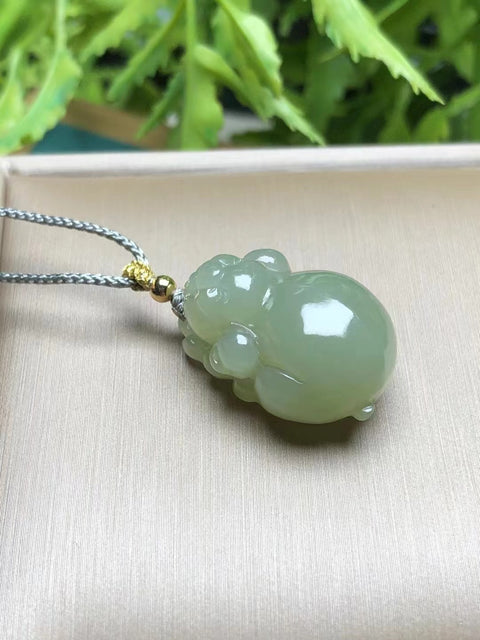 Liontin Anak Giok Giok Hetian Alami Kualitas giok baik-baik saja dan hangat Ukuran 22,5 * 16 * 12mm Kualitas giok bersih dan halus dan hangat Termasuk pajak pengiriman.