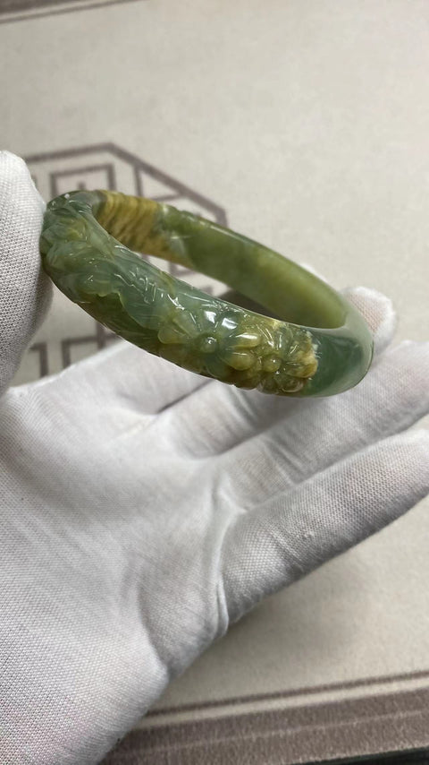 Gelang Perdamaian dan Keberuntungan: Gelang Giok Bunga Giok Cui Halus Gelang Giok Beraneka Warna Ukuran 57-59mm Ukuran 58.5mm, Lebar Samping: 14mm Giok muncul secara alamiah Pola acak Sudah termasuk ongkos kirim dan pajak No. 202409281408