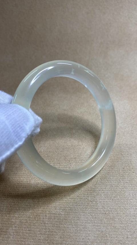 Gelang giok Xiuyan tipe es yang indah – Gelang Badai Salju, dingin dan tembus pandang, Diameter 54,2 mm, lebar tepi 9,5 mm, Semua Batu Terbentuk Secara Alami. Gratia Ongkos Kirim Dan Pajak.