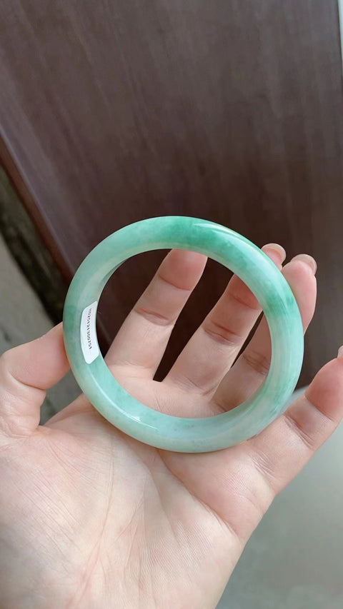 Gelang jadeite giok alami, warna dasar hijau kacang, tampak memukau di pergelangan tangan, diameter 60mm. Pengiriman gratis ongkir dan pajak.