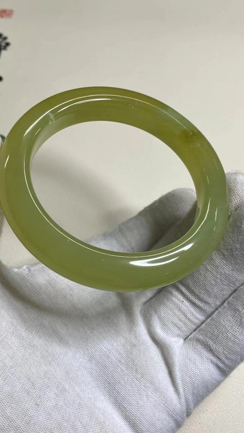 Gelang Kuning Mentega Ayam Giok Cui Giok Alami Ukuran 59-61mm Ukuran 60.6mm Lebar Samping 13.2mm Batu giok ini terbentuk secara alami dan polanya acak Sudah termasuk pajak pengiriman.