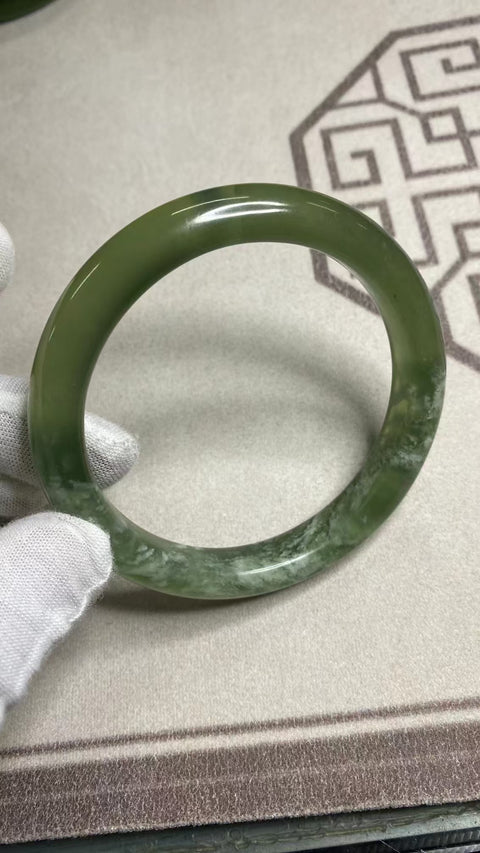 Gelang Gelang Milkcap Titi Giok Hijau Cui Giok Alami Ukuran 63-65mm Ukuran 64.3mm Lebar Samping 11.8mm Giok semuanya terjadi secara alami Pola acak termasuk pajak pengiriman