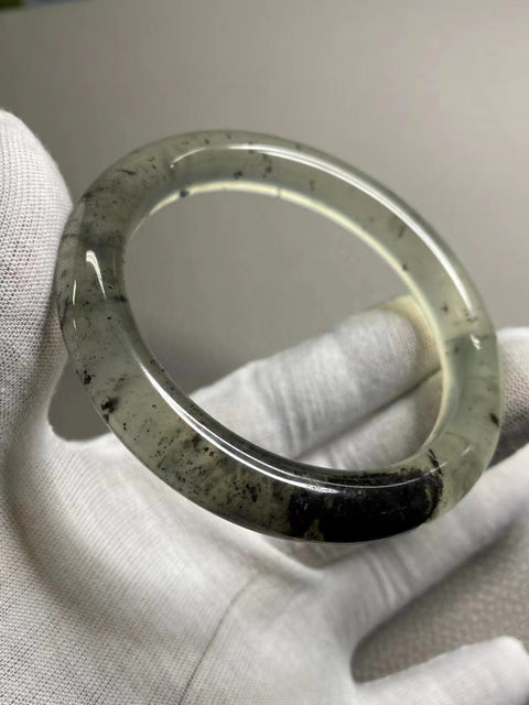 Gelang Tinta Es Giok Cui Jade Tinta dalam Giok Ukuran 59-61mm Ukuran 60.2mm Lebar Sisi 11.1mm Batu giok terbentuk secara alami Pola-polanya acak Sudah termasuk pajak pengiriman.