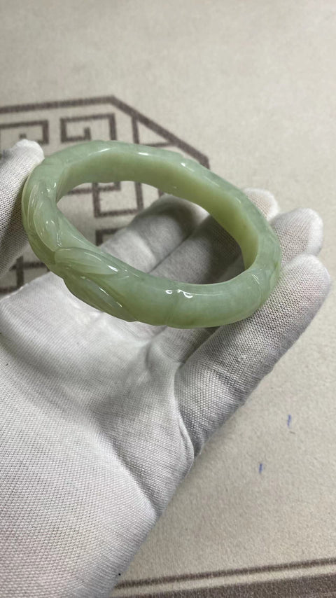 Bamboo Peace: Gelang Bunga Berukir Giok Cui Fine Jade Ukuran 56-58mm Ukuran 58mm, Lebar Sisi 13.5mm Batu giok semuanya muncul secara alami dan polanya acak Sudah termasuk pajak pengiriman Berikutnya