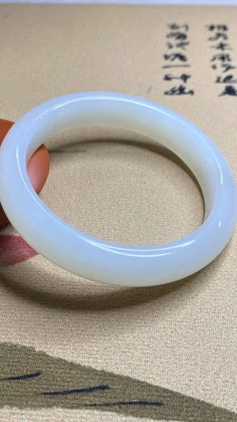 Gelang Cahaya Bulan Putih Giok Cui Giok Alami Ukuran 61-63mm Ukuran 62.7mm Lebar Sisi 13.4mm Giok terjadi secara alami Pola acak termasuk pajak pengiriman