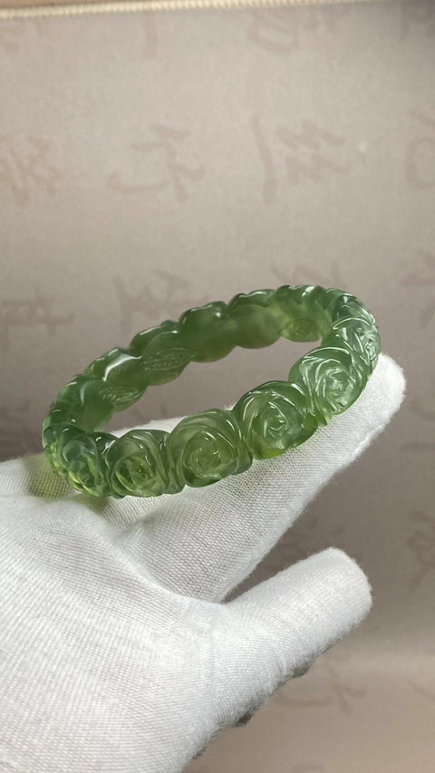 Gelang Bunga Ukiran Batu Giok Cui Jade Ice Green Ukuran 58-60mm Ukuran 59.4mm Lebar Sisi 14.6mm Batu giok semuanya terjadi secara alami Pola acak Pajak Pengiriman Sudah Termasuk