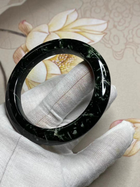 Gelang Bunga Bambu Hijau Tua Giok Cui Giok Alami Ukuran 55-57mm Ukuran 56.5mm Lebar Sisi 10mm Giok terjadi secara alami Pola acak Pengiriman dan pajak sudah termasuk.