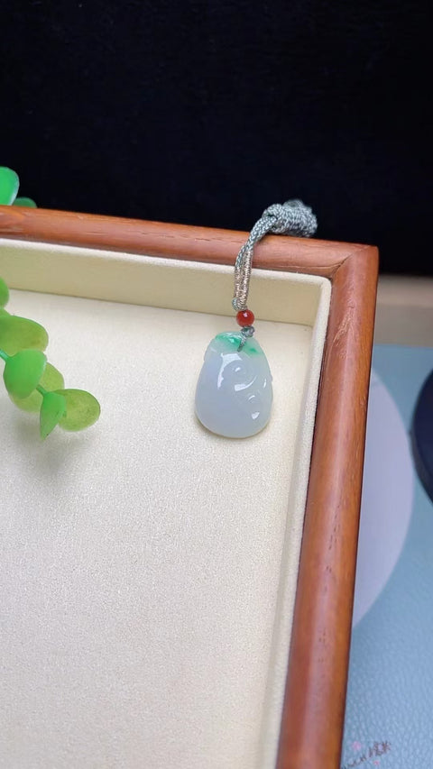 Liontin Ruyi Jadeite a-barang-barang alami Bahan lubang tua Bagian bawah halus dan hangat, penuh dengan kepala air Ukuran 2.4 * 1.6 Pola yang indah Termasuk pengiriman dan pajak