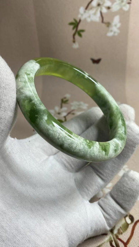 Gelang Gelang Milkcap Titi Giok Hijau Cui Giok Alami Ukuran 61-63mm Ukuran 62.6mm Lebar Samping 12.4mm Giok semuanya terjadi secara alami Pola acak termasuk pajak pengiriman