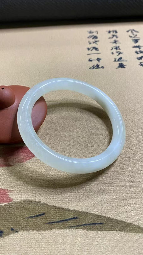 Gelang Cahaya Bulan Putih Giok Cui Giok Alami Ukuran 57-59mm Ukuran 58.1mm Lebar Sisi 9.5mm Giok semuanya terjadi secara alami Pola acak termasuk pajak pengiriman