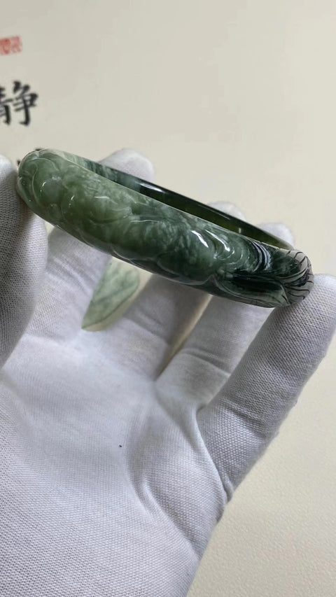 Gelang Bunga Berukir Giok Cui Alami Ukuran 61-63mm Ukuran 62.1mm Lebar Sisi 14.9mm Giok terjadi secara alami Pola acak Pengiriman dan pajak sudah termasuk.