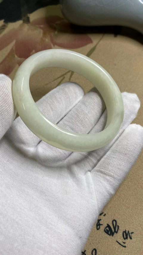 Gelang Putih Ketan Giok Cui Giok Alami Ukuran 54-56mm Ukuran 55.9mm Lebar Sisi 15mm Giok ini semuanya muncul secara alami Pola-polanya acak Sudah termasuk ongkos kirim dan pajak.