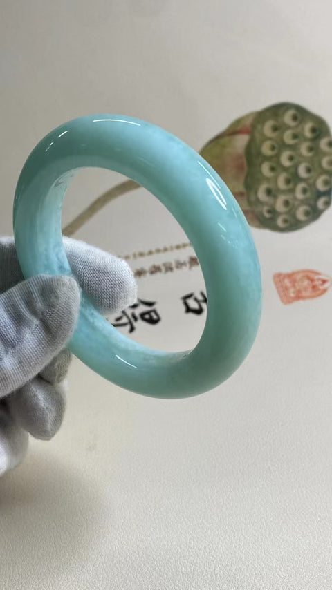 Gelang Jelly Celadon Alami Ukuran 51-53mm Ukuran 52.6mm Lebar Sisi 13.1mm Giok semuanya terjadi secara alami Pola acak Pajak pengiriman sudah termasuk.