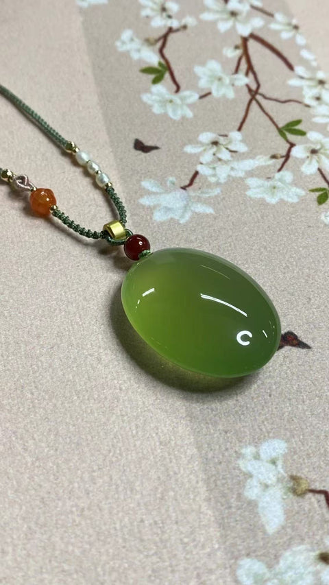 Keberuntungan Selalu: Liontin Giok Xiuyan Indah (Hijau Penuh), Ukuran: 41 x 30 x 13,5 mm, termasuk biaya pengiriman dan pajak.