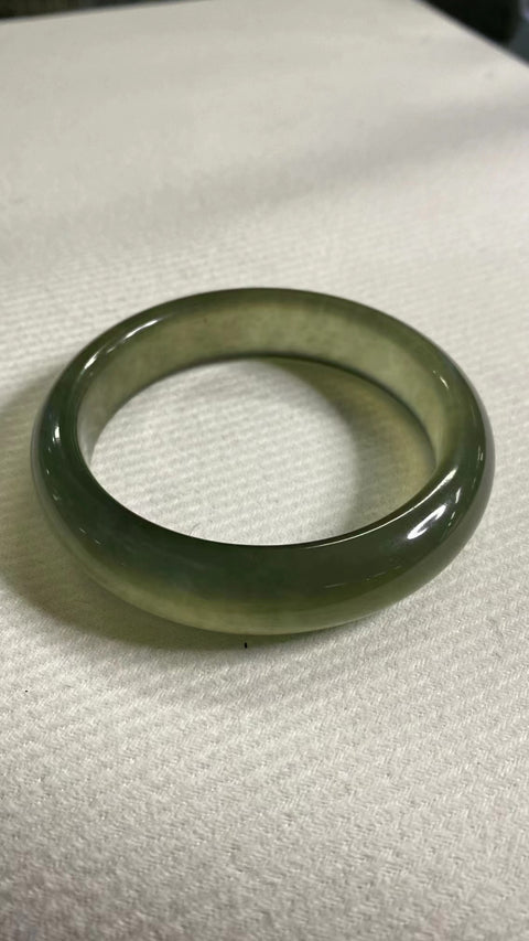 Gelang Es Giok Sierra Jade Abu-abu Alami Ukuran 57-59mm Ukuran 58.6mm Lebar Sisi 14.7mm Giok ini terbentuk secara alami dan polanya acak Sudah termasuk pajak pengiriman.