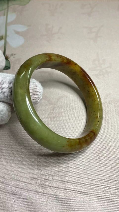 Gelang Giok Bunga Giok Cui Giok Halus Ukuran 57-59mm Ukuran 58.1mm Lebar Sisi 14.8mm Giok ini terbentuk secara alami dan polanya acak Sudah termasuk ongkos kirim dan pajak.