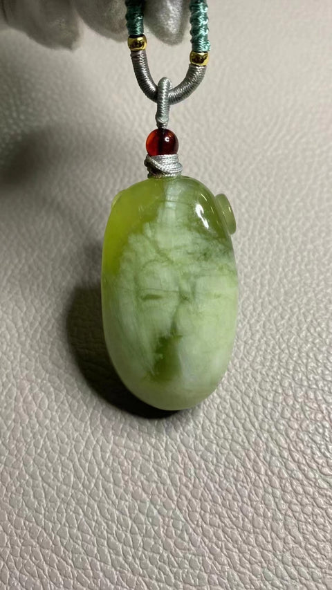 Liontin Dewa Kekayaan Giok Alami Berukuran 50 * 28,5 * 22,3 mm Giok bersih, halus dan hangat Termasuk ongkos kirim dan pajak.