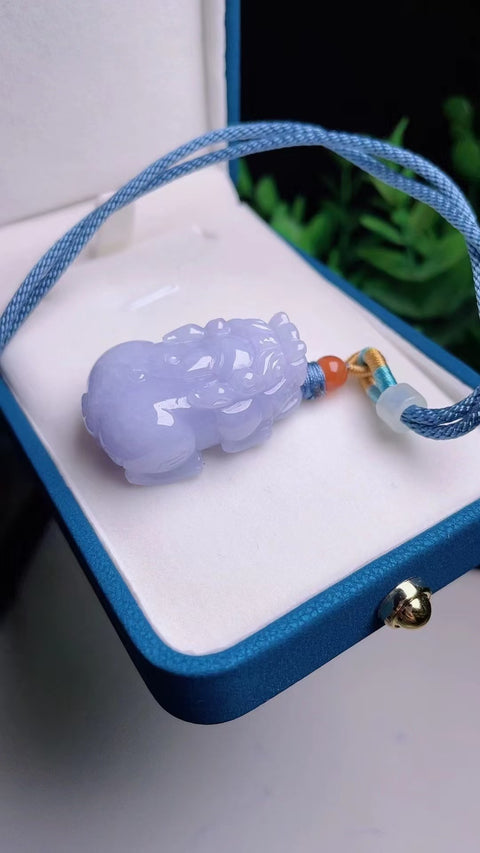 Liontin Pi Jadeite Alami dengan bahan dasar Old Pit yang lembut dan hangat, penuh air, untuk menangkal roh jahat dan membuat Anda tetap aman Ukuran 3,7 * 1,3 cm Warna ungu yang indah Sudah termasuk ongkos kirim dan pajak.