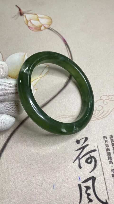 Gelang Giok Cui Halus Ukuran 61-63mm Ukuran 62.7mm Lebar 11.7mm Giok terbentuk secara alami Pola acak Termasuk ongkos kirim dan pajak