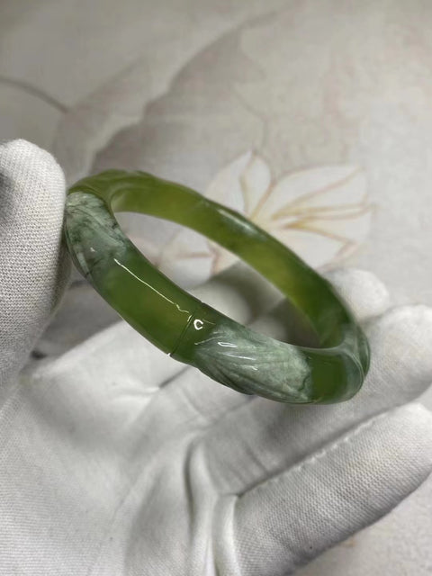 Gelang Bambu Bunga Berukir Giok Cui Giok Halus Ukuran 57-59mm Ukuran 58.2mm Lebar Sisi 11mm Giok terjadi secara alami Pola acak Pengiriman dan pajak sudah termasuk.