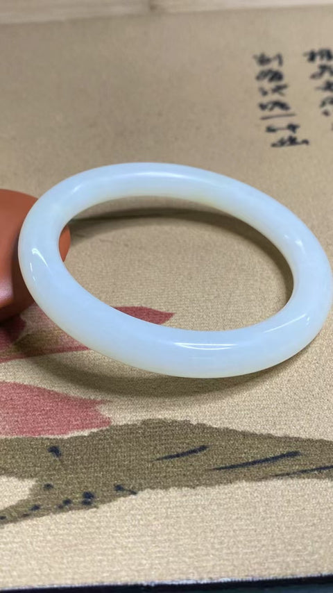 Gelang Cahaya Bulan Putih Giok Cui Giok Alami Ukuran 59-61mm Ukuran 60.2mm Lebar Sisi 10mm Giok semuanya terjadi secara alami Pola acak termasuk pajak pengiriman