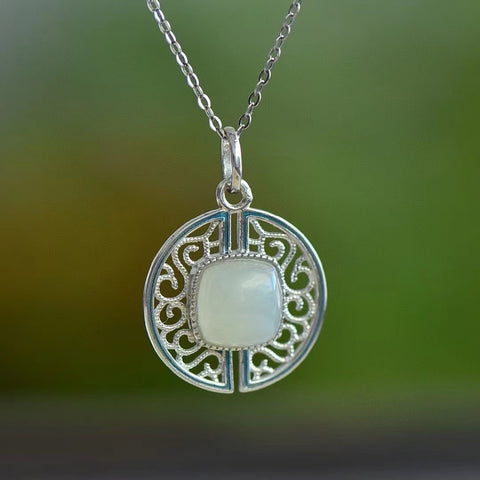 26301 Kalung Giok Hetian Alami yang terbuat dari perak 925; Giok itu bersih, halus, dan hangat. Gayanya cantik dan anggun.