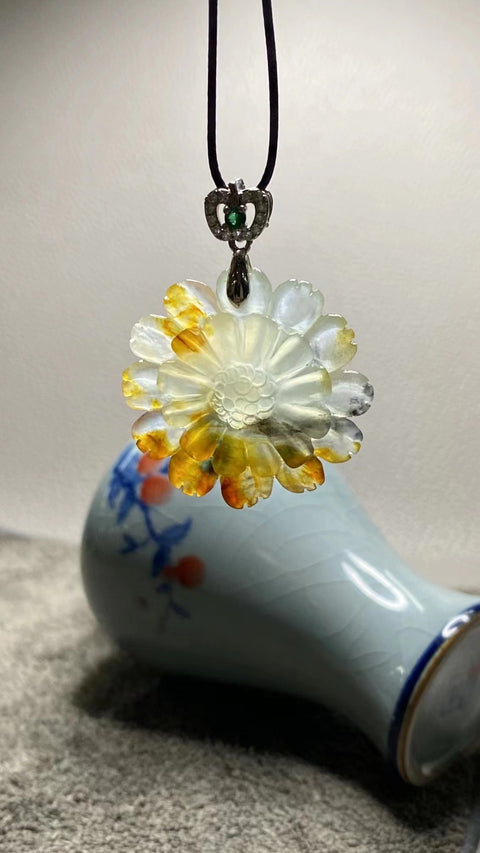 Mekar: Giok Cui yang Indah - Liontin, Kapsul Bunga Matahari Berwarna Alami, Liontin Bunga Matahari, Ukuran: 35mm Sudah Termasuk Ongkos Kirim & Pajak