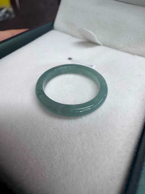 Cincin giok alami Grade A 💍 Bahan hijau berminyak. Cocok untuk cincin dan kalung. Diameter dalam: 17×3×2,6 mm. Biaya pengiriman dan pajak sudah termasuk.