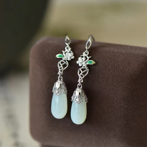2881 Anting Enamel Bunga Plum Giok Hetian Giok Alami Ukuran 7 * 18mm Giok halus dan hangat, dan gayanya indah.