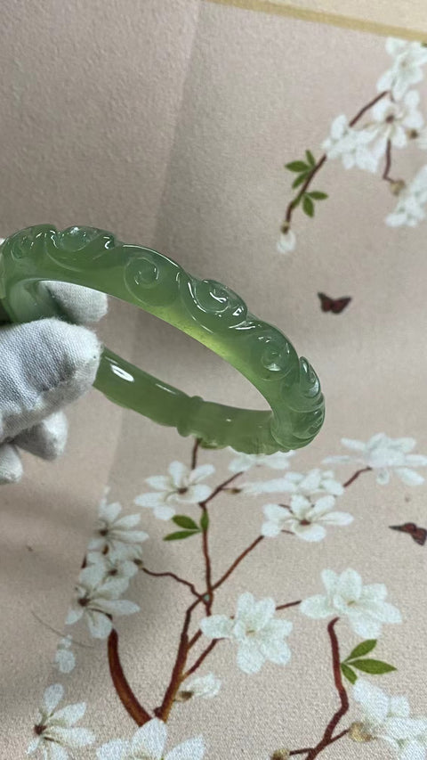 Gelang Bunga Berukir Ciu Giok Alami Ukuran 57-59mm Ukuran 58.2mm Lebar Sisi 10.7mm Giok terjadi secara alami Pola acak Pajak Pengiriman Termasuk