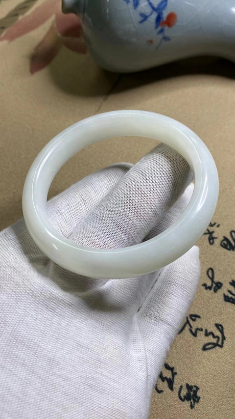 Gelang Putih Lengket Giok Cui Giok Alami Ukuran 53-55mm Ukuran 54.5mm Lebar Sisi 11.7mm Giok ini semuanya terjadi secara alami Pola acak Sudah termasuk pajak pengiriman.