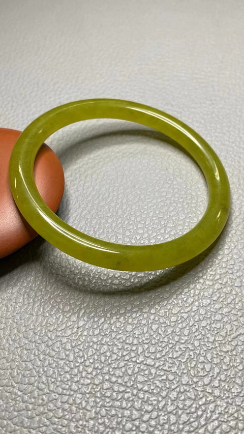 Gelang Bunga Giok Kuning Emas Ukuran 57-59mm Ukuran 58.2mm & nbsp; Lebar Sisi 6.7mm Batu giok semuanya muncul secara alami dan polanya acak Sudah termasuk pajak pengiriman.