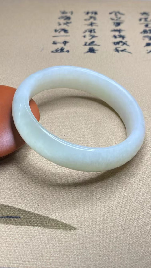 Gelang Cahaya Bulan Putih Giok Cui Giok Alami Ukuran 54-56mm Ukuran 55.8mm Lebar Sisi 14.3mm Giok semuanya terjadi secara alami Pola acak termasuk pajak pengiriman