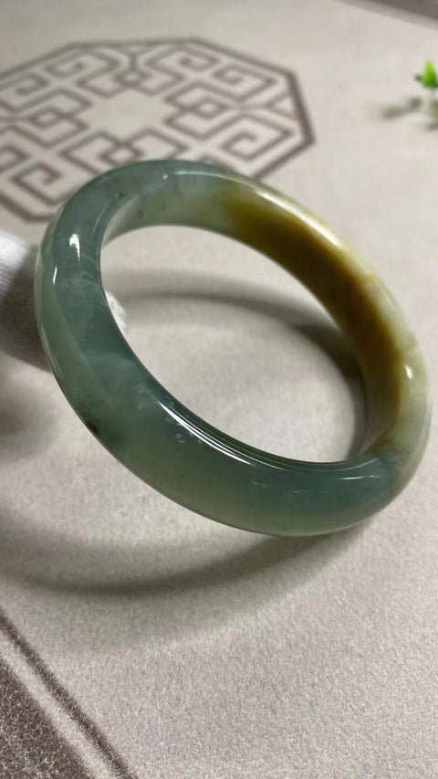 Gelang Air Biru Giok Cui Giok Alami Ukuran 60-62mm Ukuran 61.1mm Lebar Sisi 14mm Giok semuanya terjadi secara alami Pola acak termasuk pajak pengiriman