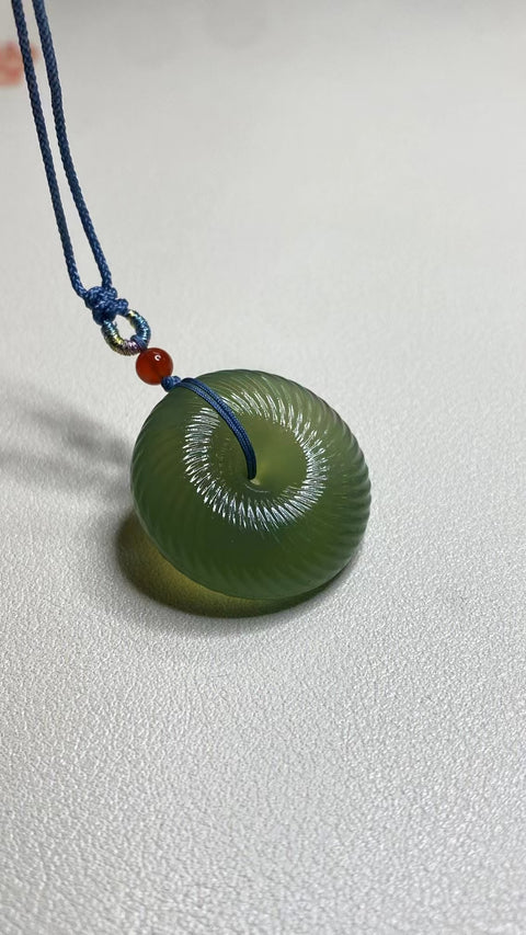 Liontin Perdamaian Spiral Giok Cui Giok Alami & nbsp; Ukuran 27 * 9mm Giok halus dan hangat, dengan pola yang indah Sudah termasuk pajak pengiriman.