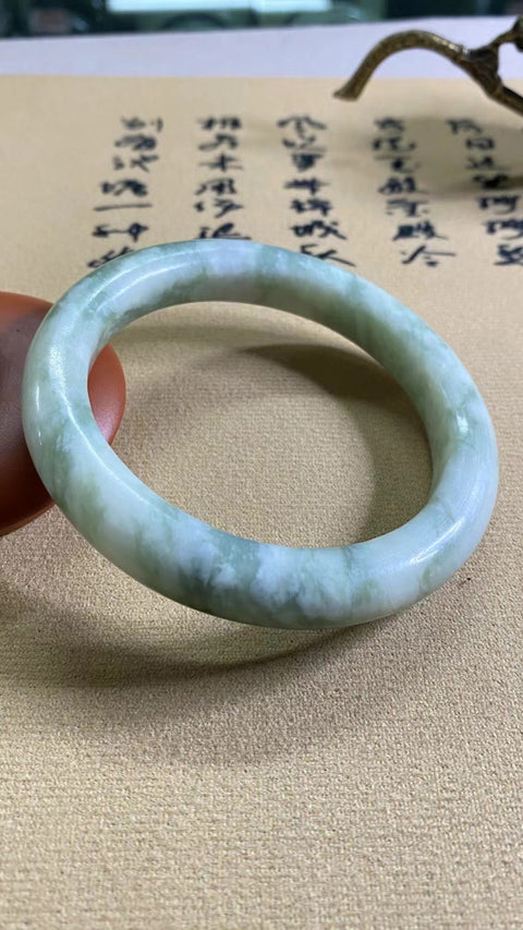 Gelang Giok Cui Giok Minyak Tua Cui Alami Ukuran 59-61mm Ukuran 60.5mm Lebar Sisi 11mm Giok ini semuanya terjadi secara alami Pola-polanya acak Termasuk ongkos kirim dan pajak.