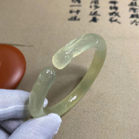 Gelang Bunga Berukir Giok Cui Alami Ukuran 55-57mm Ukuran 56.8mm Lebar Sisi 9.7mm Giok terjadi secara alami Pola acak Pengiriman dan pajak sudah termasuk.