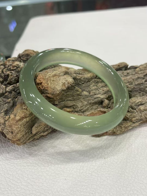 Gelang Es Tinggi Giok Cui Jade Alami Bahannya jernih dan halus Ukuran 62mm Batu giok ini terbentuk secara alami Polanya acak & sudah termasuk pajak pengiriman