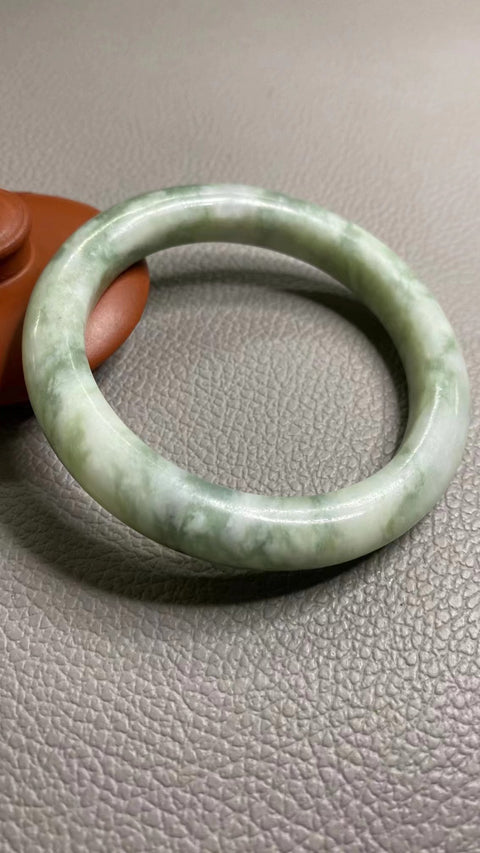 Gelang Giok Cui Alami Ukuran 58-60mm Ukuran 59.5mm Lebar Sisi 11mm Batu giok ini terbentuk secara alami Pola-polanya acak Sudah termasuk ongkos kirim dan pajak.