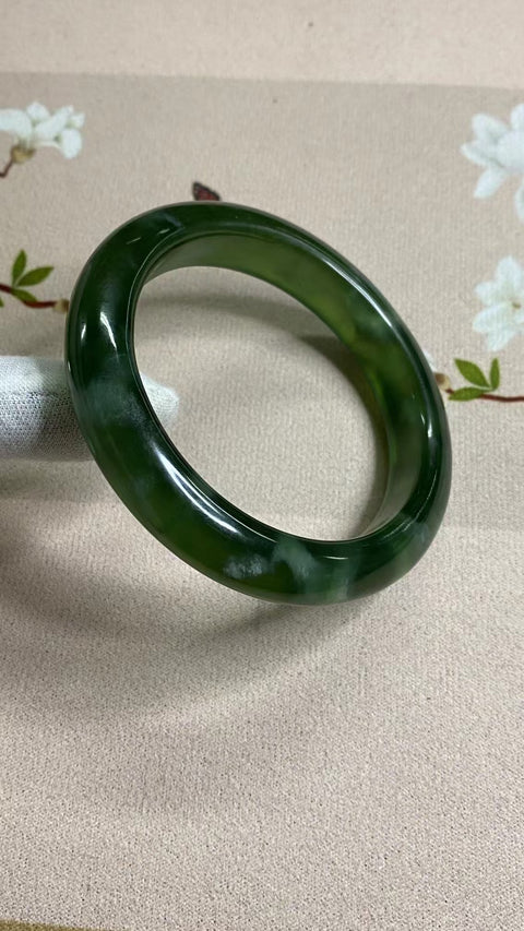 Gelang Giok Cui Giok Hijau Penuh Giok dalam Giok Ukuran 56-58mm Ukuran 57.2mm Lebar Sisi 11.8mm Giok terbentuk secara alami Pola acak Termasuk ongkos kirim dan pajak.