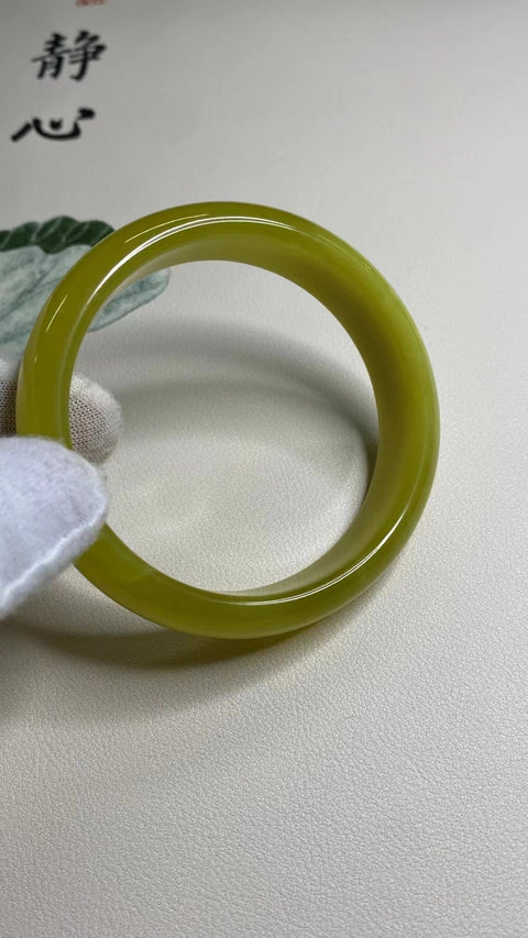 Penawaran Khusus Gelang Kuning Minyak Ayam Giok Cui Giok Alami Ukuran 59-61mm Ukuran 60.2mm Lebar Samping 16.6mm Batu giok terbentuk secara alami dan polanya acak Sudah termasuk pajak pengiriman.