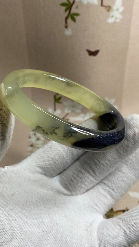 Gelang Lukisan Warna Musim Semi Giok Cui Giok Alami Ukuran 61-63mm Ukuran 62.6mm Lebar Sisi 12.1mm Giok semuanya terjadi secara alami Pola acak termasuk pajak pengiriman