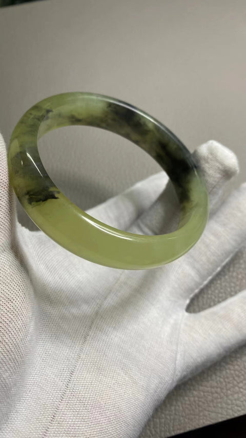 Gelang Tinta Giok Cui Giok alami Giok bersih, halus dan hangat Ukuran 58-60mm Ukuran 59.8mm Lebar sisi 14.5mm Giok terbentuk secara alami Pola acak Sudah termasuk pajak pengiriman.