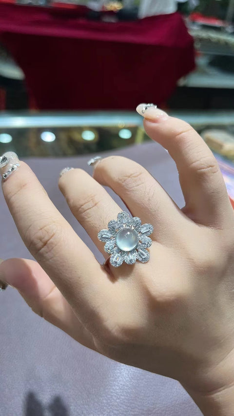 Bunga Keberuntungan Es Batu Giok Cui Alami yang Tinggi dalam 925 Kalung Perak Kalung 13mm Cincin 8mm Anting 8mm; Gaya yang indah, batu giok yang bersih dan halus.