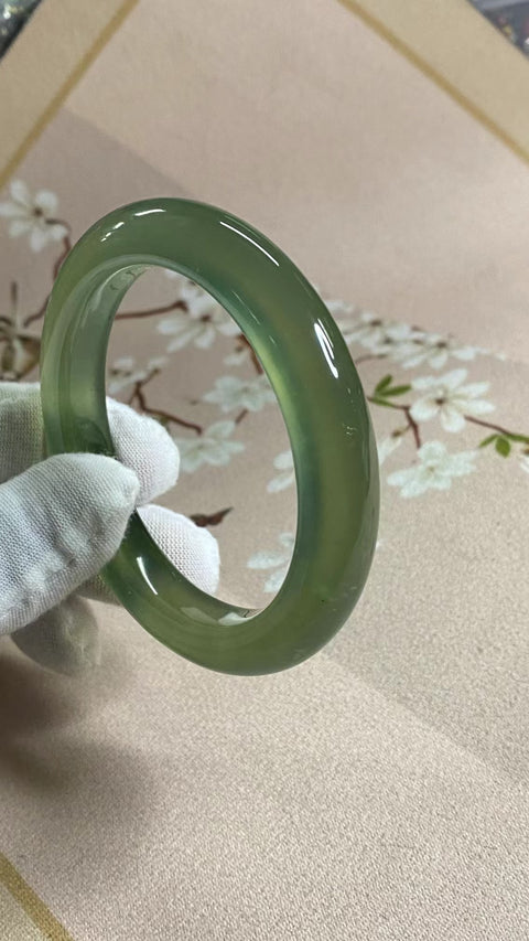 Gelang Hijau Es Giok Cui Giok Alami Ukuran 57-59mm Ukuran 58.6mm Lebar Sisi 11.1mm Giok terjadi secara alami Pola acak Pengiriman dan pajak sudah termasuk.